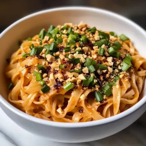 Miso Chili Nudeln Rezept Zutaten: - 200 g Reisnudeln - 2 EL Miso-Paste - 1 EL Chili-Paste - 2 Knoblauchzehen, gehackt - 1 cm Ingwer, gerieben - 2 Frühlingszwiebeln, gehackt - 1 Paprika, in Streifen geschnitten - 200 g Brokkoli, in Röschen - 2 EL Sojasauce - 1 EL Sesamöl - Koriander zum Garnieren Anleitung: 1. Reisnudeln gemäß Verpackungsanweisung kochen und abtropfen lassen. 2. In einer Pfanne Sesamöl erhitzen und Knoblauch und Ingwer anbraten. 3. Paprika und Brokkoli hinzufügen und kurz anbraten. 4. Miso-Paste und Chili-Paste einrühren. 5. Gekochte Nudeln und Sojasauce hinzufügen und gut vermischen. 6. Mit Frühlingszwiebeln und Koriander garnieren und servieren.