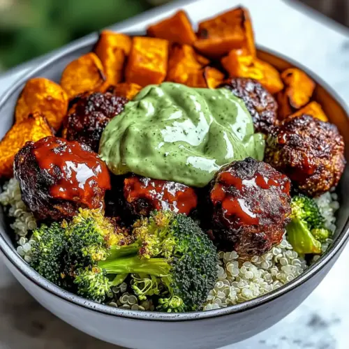 Grillfleischbällchen-Schalen mit cremiger Avocadosauce